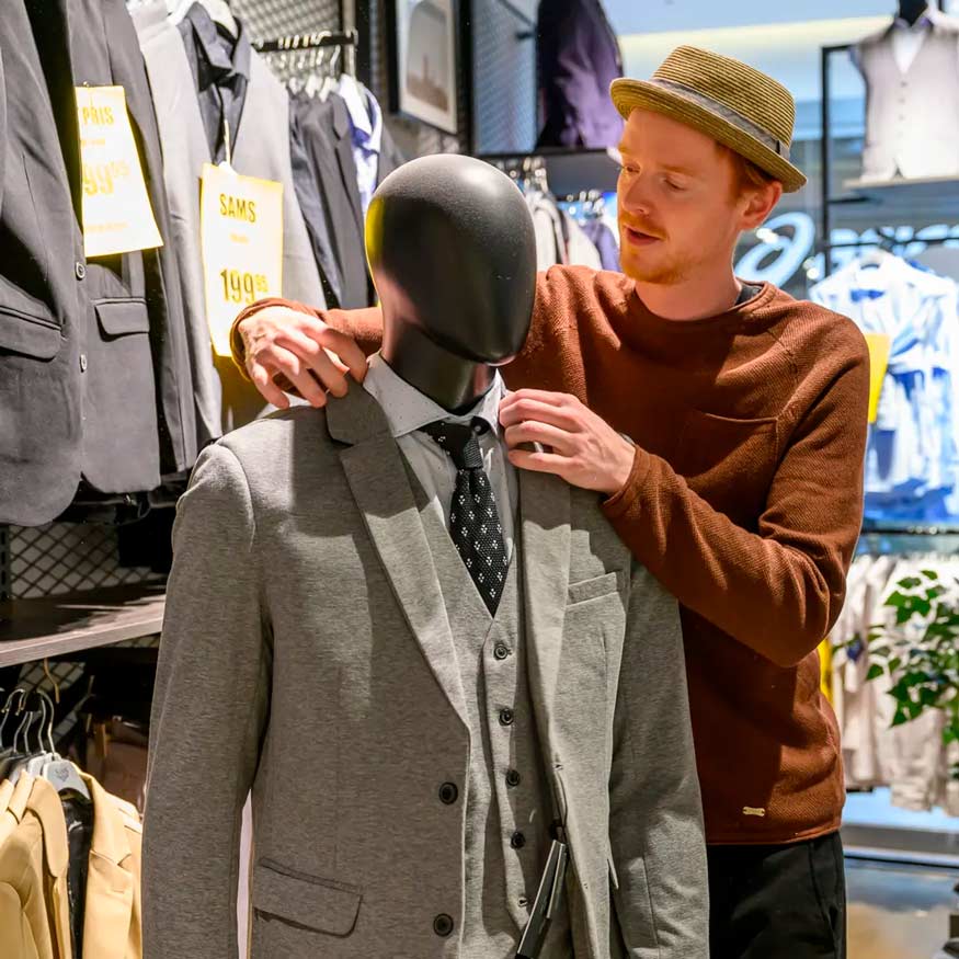 SAMS forhandler jakkesæt til alle anledninger. Find tøj til næste fest hos SAMS i Taastrup. 